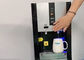 Las manos liberan el dispensador del refrigerador de agua de Touchless con el mercado inmediato del agua que detecta a mano